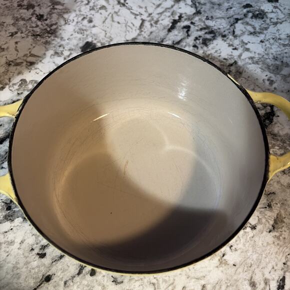 VINTAGE LE CREUSET #B CAST IRON/ENAMEL DUTCH OVEN/LID 2 1/2 QT- YELLOW/GOLD-USED - Picture 9 of 14
